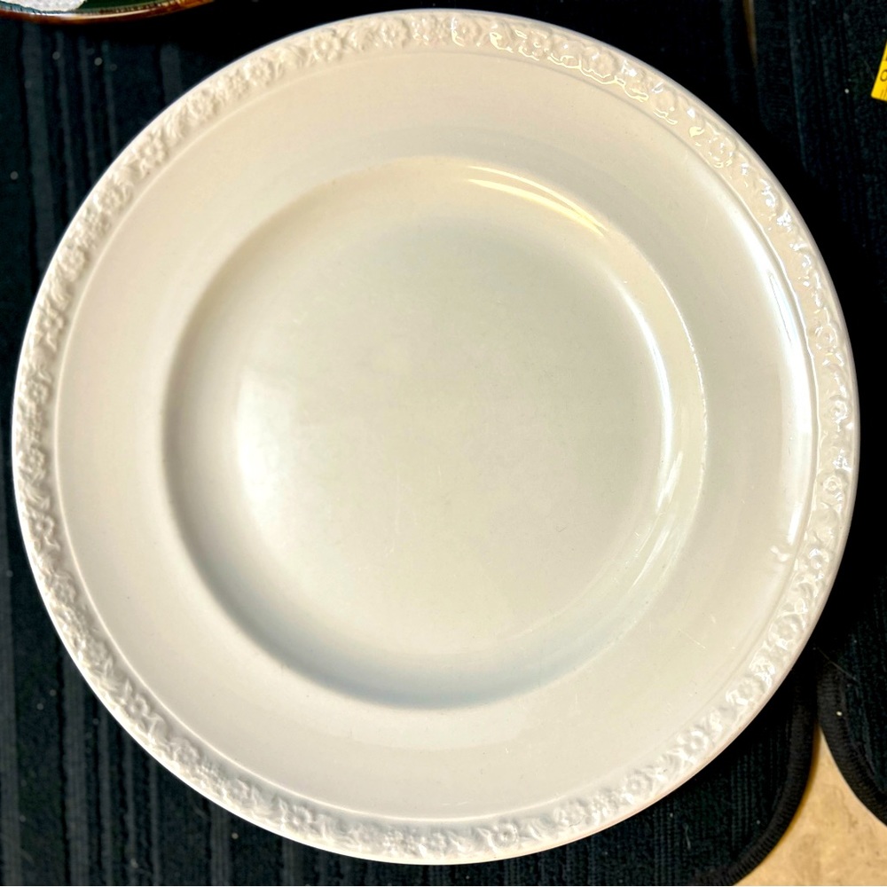 Wedgwood & Co. Ltd. England Fine china 10” dinner plate, Hedge Rose, white
